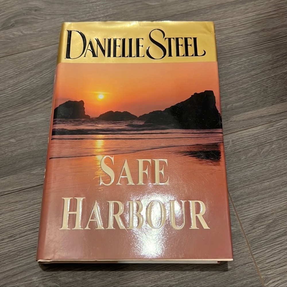 ⭐️3 for $15⭐️ Hardcover | Safe Harbour by Danielle Steel